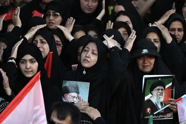 Personas en duelo en la procesión fúnebre del fallecido líder supremo de Irán, Ali Jamenei.