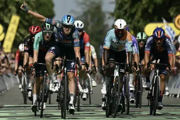 El ciclista belga Tim Merlier, del equipo Soudal Quick-Step, disputa el sprint final para ganar la octava etapa por delante del eritreo Biniam Girmay (segundo por la derecha), del NSN Cycling Team, y del neerlandés Olav Kooij (izquierda). ,LOIC VENANCE / AFP