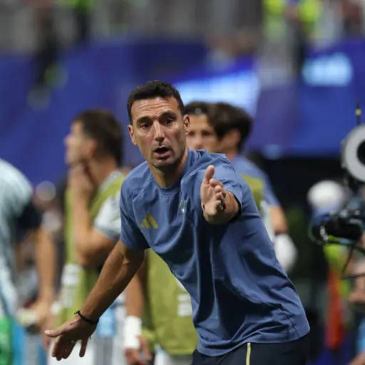 Scaloni niega que el arbitraje favorezca a Argentina en el Mundial y recalca que Messi seguirá pateando los penales