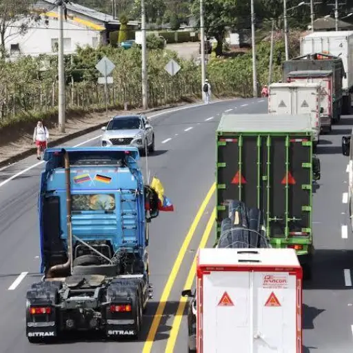 Gobierno reforma mecanismo de compensación al transporte público y comercial en Ecuador