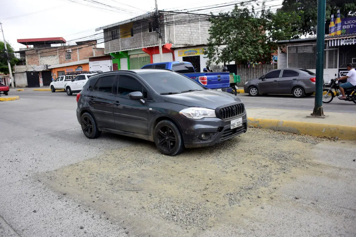 En la avenida del Ejército, el tramo ha quedado con tierra y piedra., El Diario