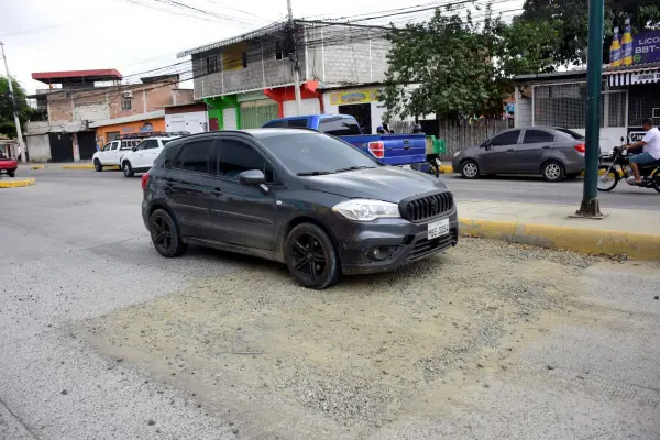 En la avenida del Ejército, el tramo ha quedado con tierra y piedra. ,El Diario