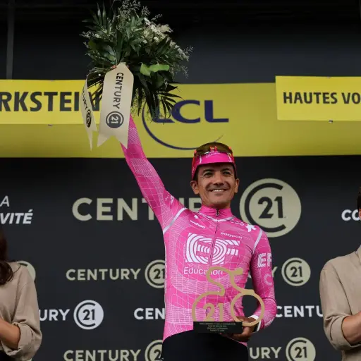 Richard Carapaz destaca en la alta montaña del Tour de Francia y escala al puesto 15 de la general