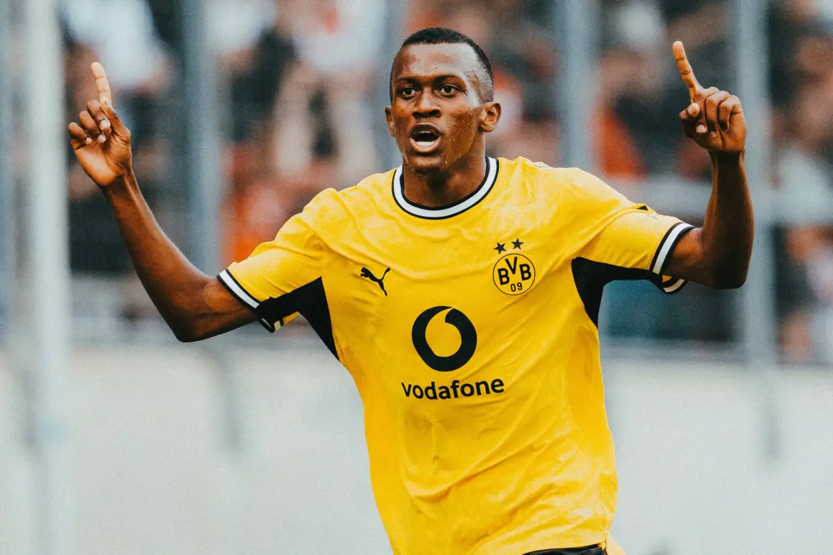 Justin Lerma celebra su primer gol con Borussia Dortmund