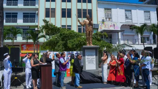 Manta rinde homenaje a sus maestros jubilados con nuevo monumento