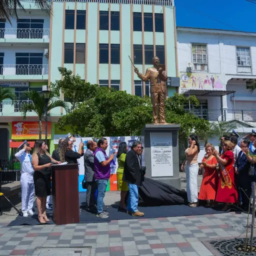 Manta rinde homenaje a sus maestros jubilados con nuevo monumento