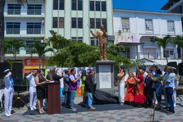 Maestros jubilados de Manta ya tienen su monumento permanente. ,El Diario