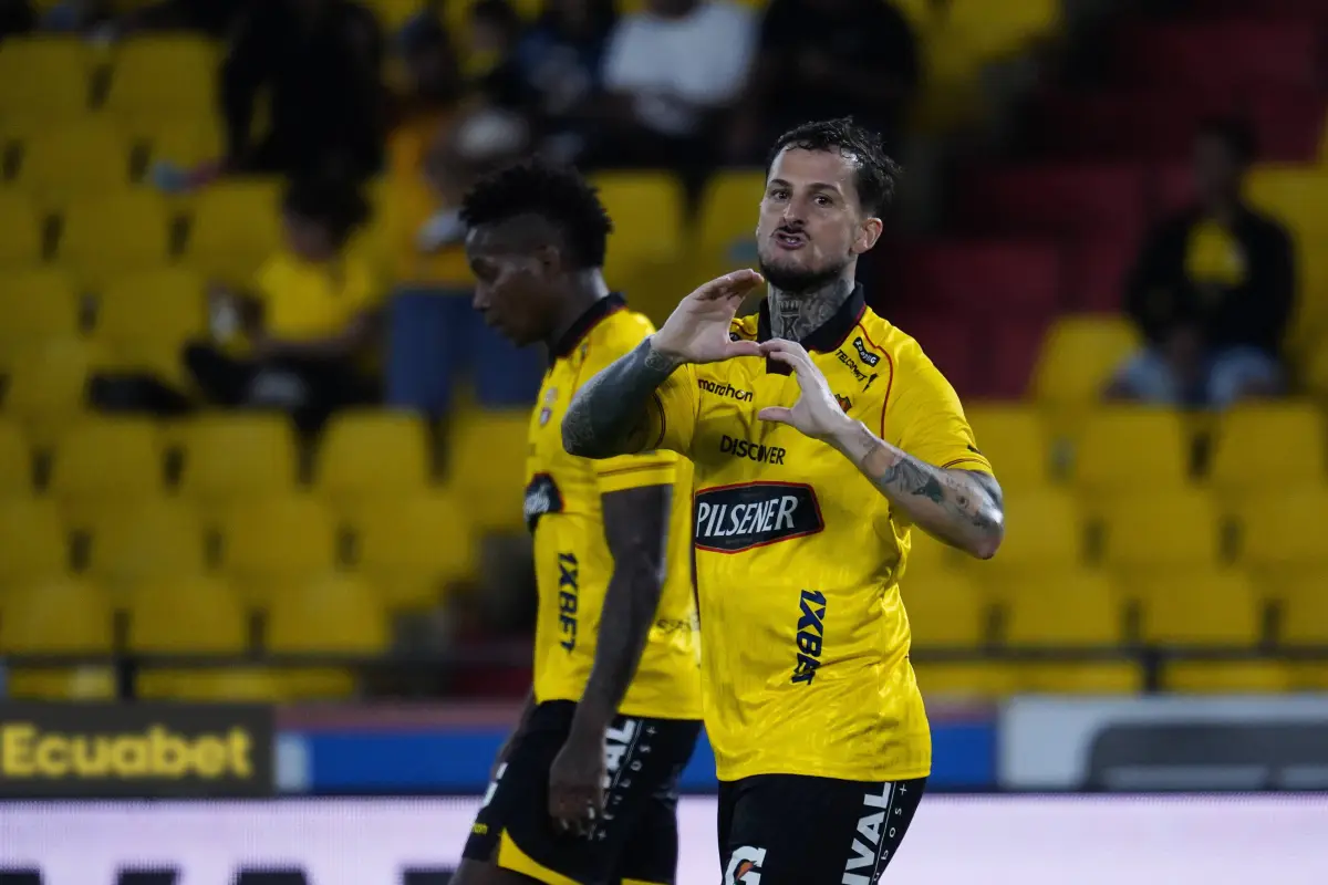 Darío Benedetto celebra el gol del triunfo de Barcelona ante Libertad