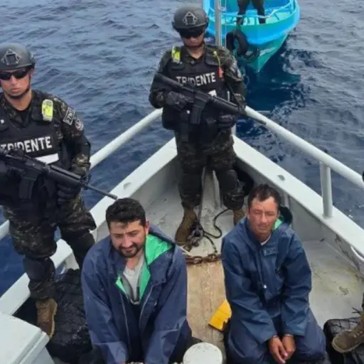 Nayib Bukele anuncia detención de dos ecuatorianos que transportaban droga en una lancha