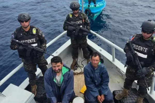 Nayib Bukele anuncia detención de dos ecuatorianos que transportaban droga en una lancha.