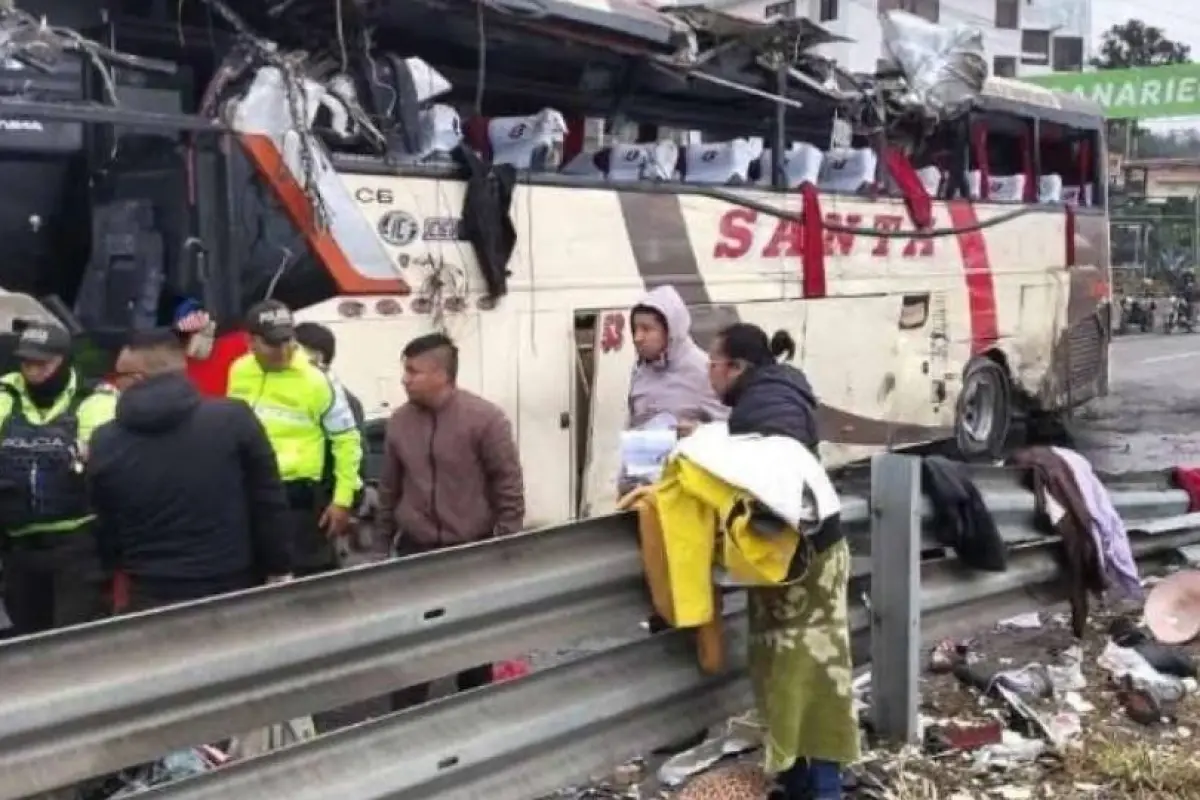 Accidente de bus en la vía Cuenca-Azogues deja dos fallecidos y 15 heridos.