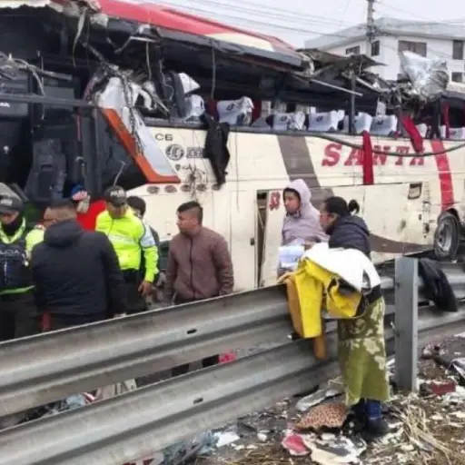 Accidente de bus en la vía Cuenca-Azogues deja dos fallecidos y 15 heridos
