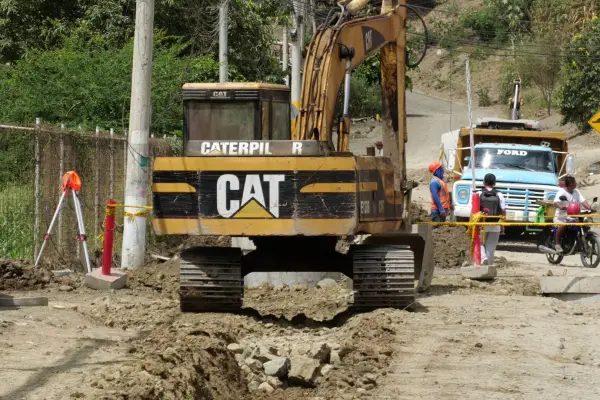 alcaldes prefectos Ecuador obras destituidos
