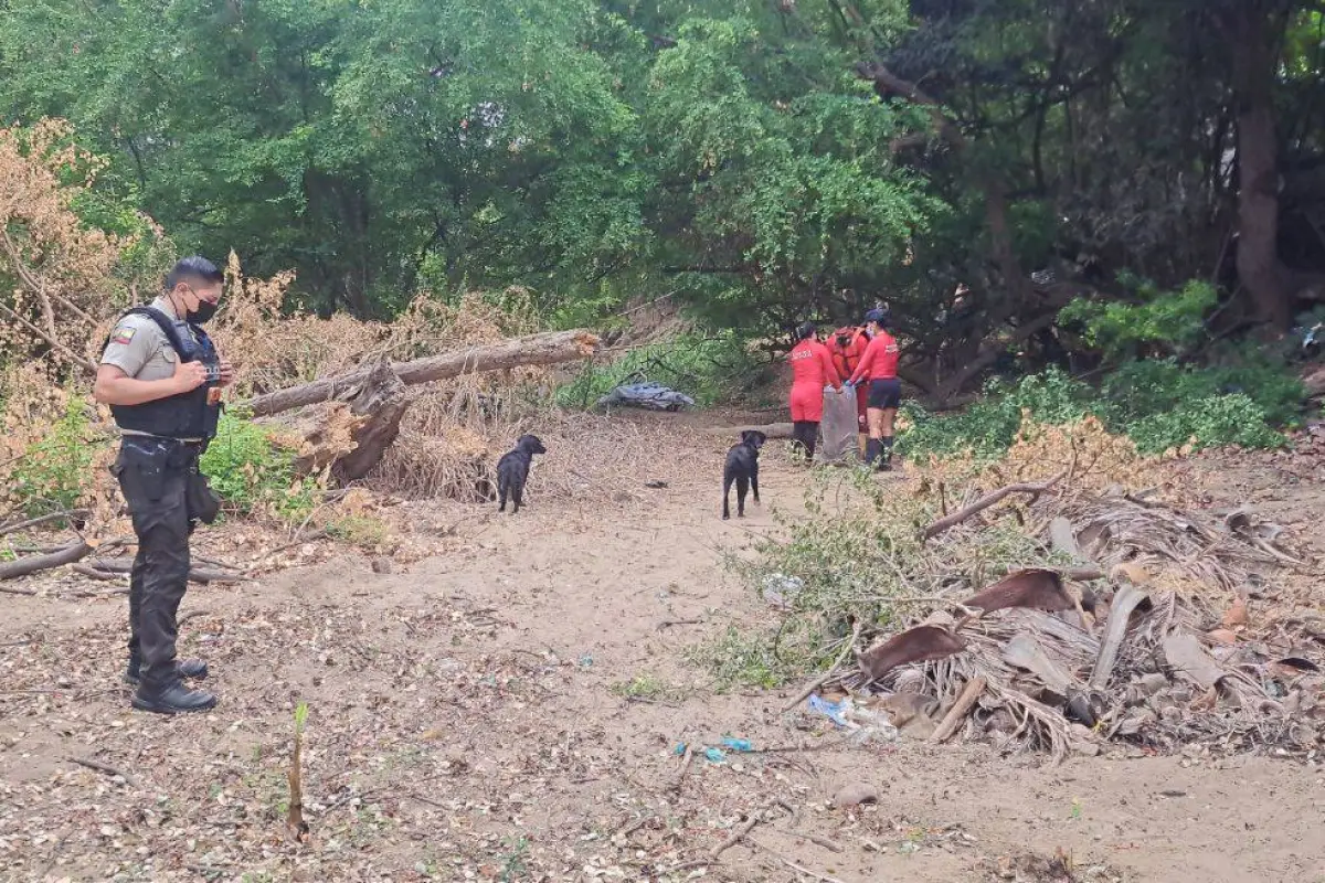 Bomberos y policías acudieron al río para encargarse del rescate del cadáver., El Diario
