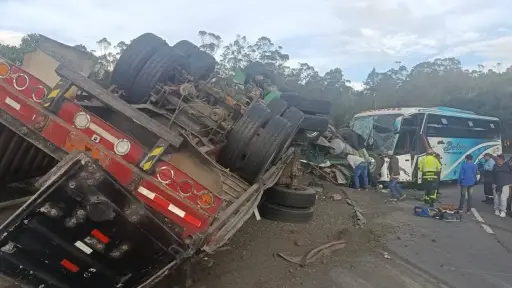 Vía Alóag-Santo Domingo: accidente entre bus y tráiler deja personas heridas este 19 de julio