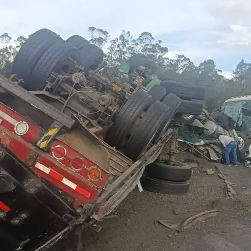 Vía Alóag-Santo Domingo: accidente entre bus y tráiler deja personas heridas este 19 de julio
