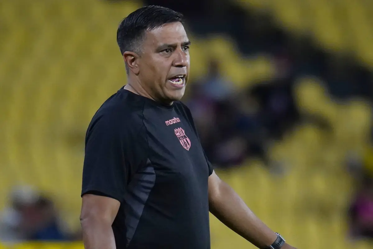César Farías, entrenador de Barcelona.