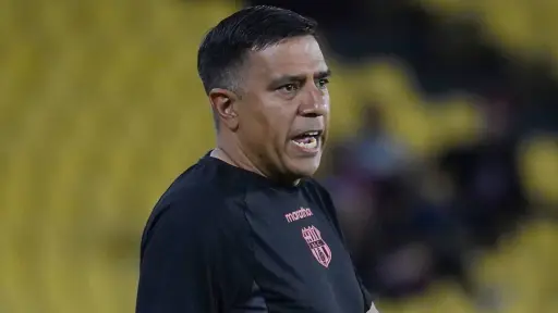 César Farías responde a los cuestionamientos y confirma atrasos económicos con el plantel de Barcelona SC