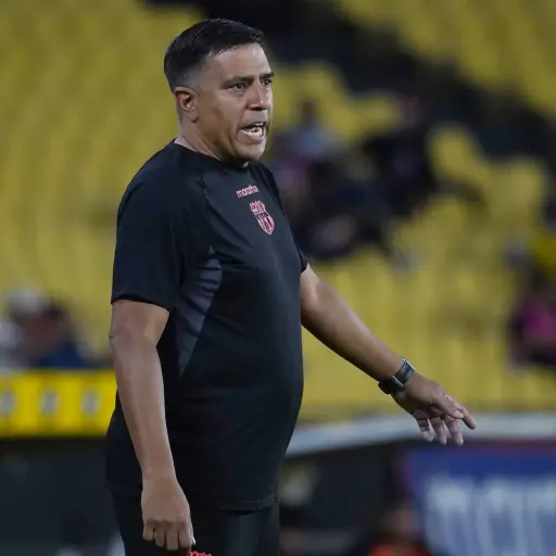 César Farías responde a los cuestionamientos y confirma atrasos económicos con el plantel de Barcelona SC