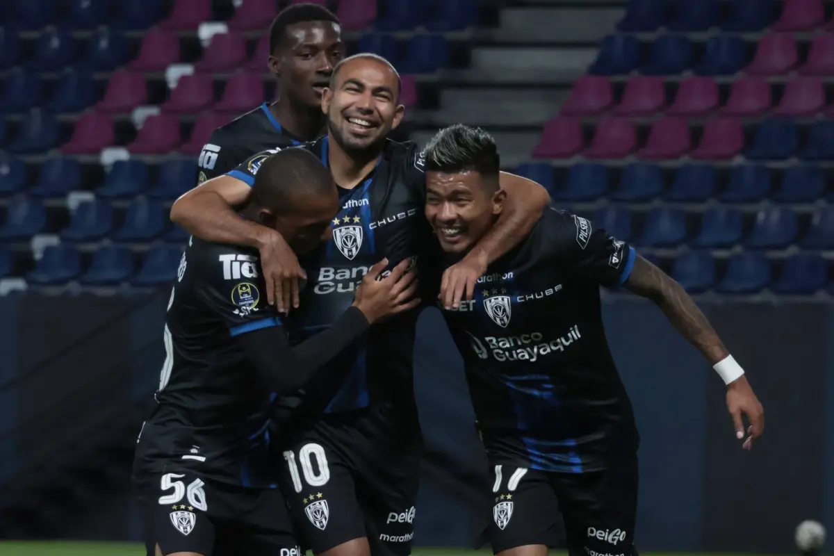 Jugadores de Independiente del Valle celebran uno de los goles ante Emelec