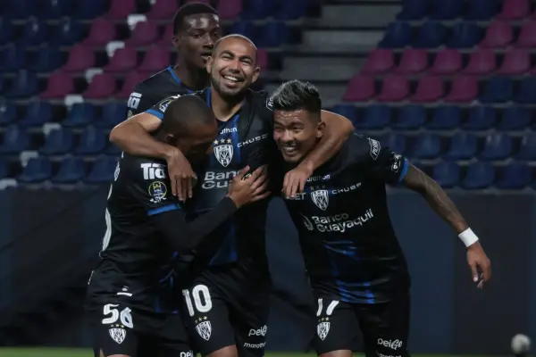 Jugadores de Independiente del Valle celebran uno de los goles ante Emelec