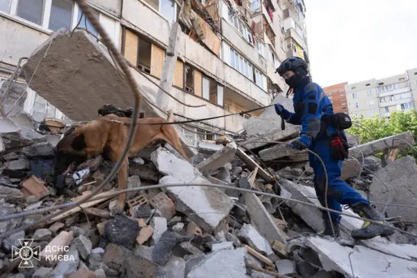Esta fotografía, distribuida por el Servicio Estatal de Emergencias de Ucrania el 6 de julio de 2026, muestra a un rescatista y su perro trabajando en el exterior de un edificio residencial parcialmente destruido como resultado del ataque con misiles. ,HANDOUT / UKRAINIAN STATE EMERGENCY SERVICE / AFP