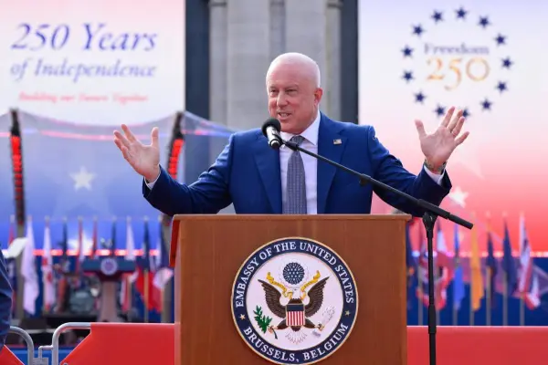 El embajador de Estados Unidos en Bélgica, Bill White, pronunció un discurso durante la celebración del 250 aniversario de la independencia de Estados Unidos en el Parque del Cincuentenario en Bruselas, el 28 de junio de 2026. ,JOHN THYS / AFP.