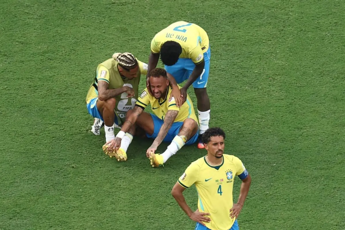 Neymar es consolado por sus compañeros tras la eliminación de lo que fue su último Mundial., CHARLY TRIBALLEAU / AFP