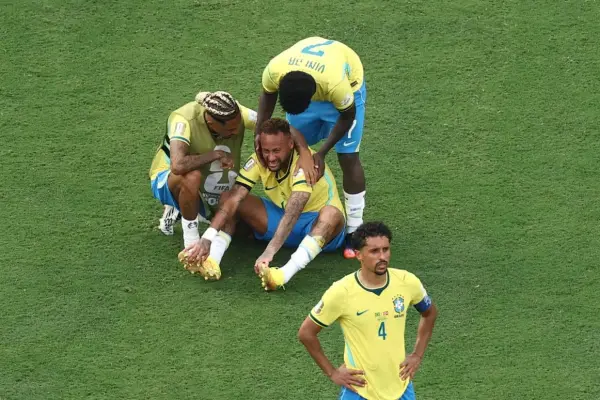 Neymar es consolado por sus compañeros tras la eliminación de lo que fue su último Mundial. ,CHARLY TRIBALLEAU / AFP