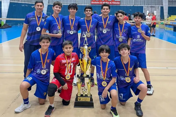 Los jugadores del Club Orión de Portoviejo con la Copa de Campeón