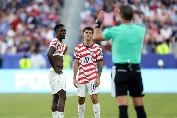 Balogun recibiendo la tarjeta roja ante Bosnia y Herzegovina. ,CHARLOTTE WILSON / GETTY IMAGES NORTH AMERICA / GETTY IMAGES VIA AFP.