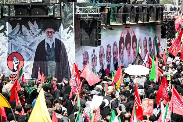 Los dolientes se congregan alrededor de uno de los vehículos en la procesión fúnebre del asesinado líder supremo de Irán, Ali Khamenei, en la plaza Azadi de Teherán. ,WAKIL KOHSAR / AFP