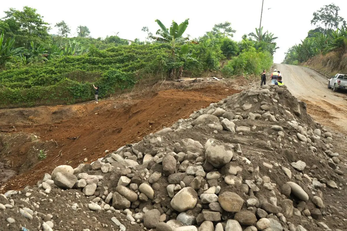 Los trabajos que se ejecutan en la carretera., Cortesía