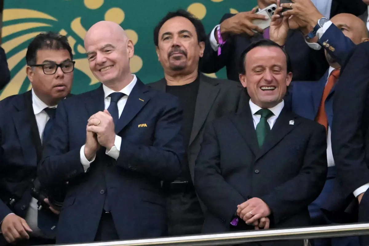 El presidente de la FIFA, Gianni Infantino, y el presidente de la Federación Mexicana de Fútbol, ​​Mikel Arriola, asistieron al partido de octavos de final del Mundial de 2026 entre México e Inglaterra en el Estadio Azteca., CARL DE SOUZA / AFP