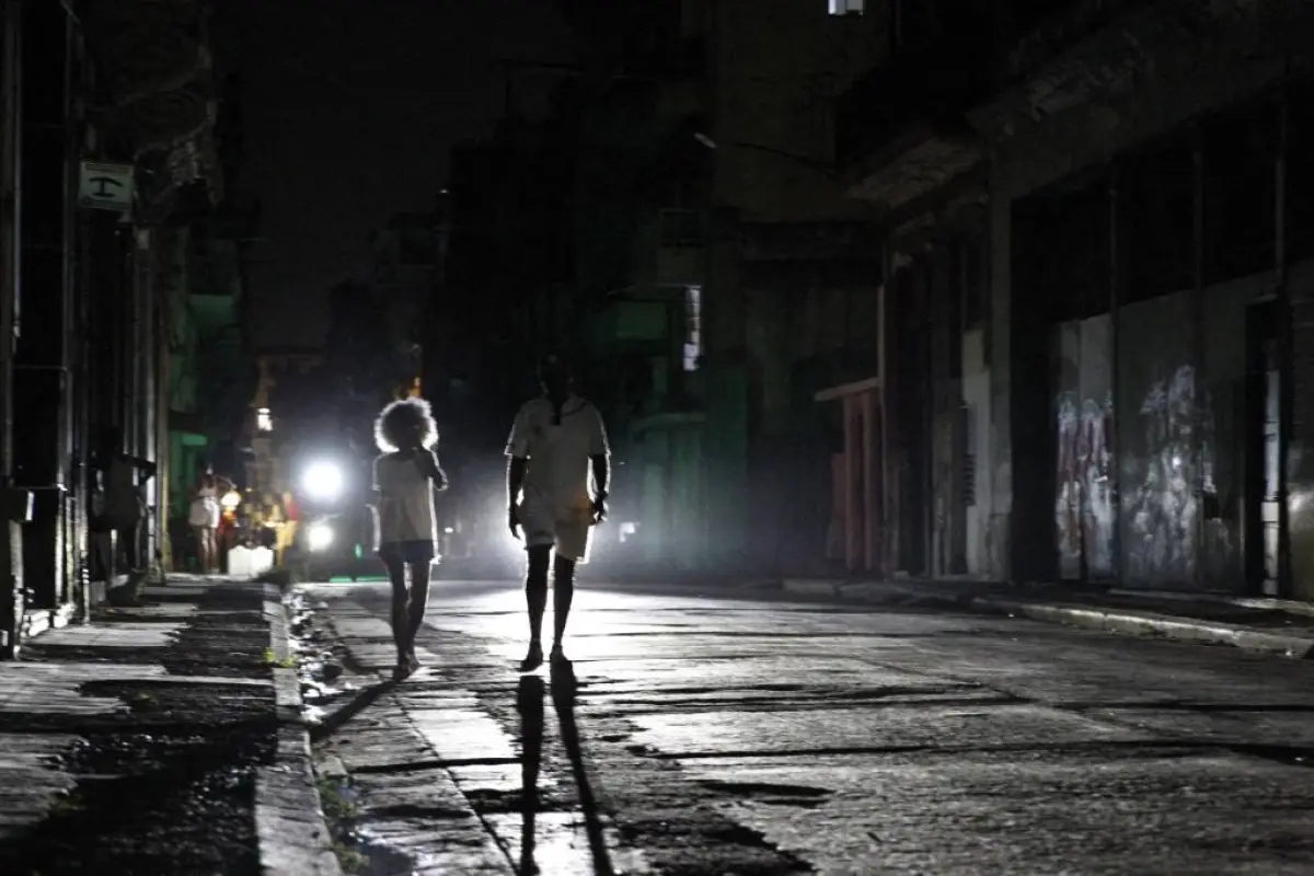 El 2 de julio de 2026, la gente pasaba tiempo al aire libre con escasa iluminación debido a los devastadores apagones que azotaban La Habana, Cuba. , ANGELO MASTRASCUSA / ANADOLU / ANADOLU VIA AFP