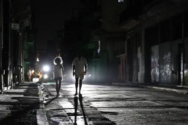El 2 de julio de 2026, la gente pasaba tiempo al aire libre con escasa iluminación debido a los devastadores apagones que azotaban La Habana, Cuba.  ,ANGELO MASTRASCUSA / ANADOLU / ANADOLU VIA AFP
