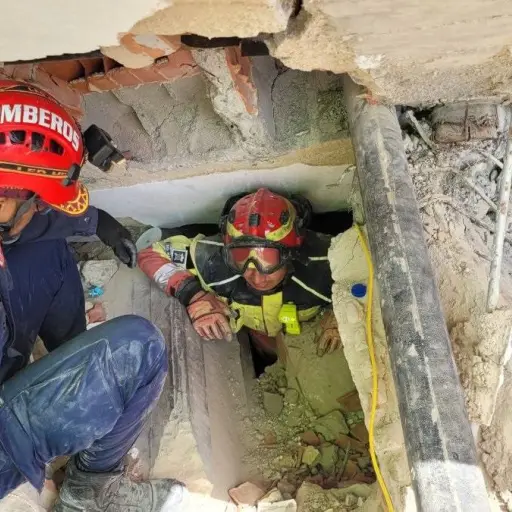 Bomberos de Quito regresan tras misión de búsqueda y rescate en Venezuela