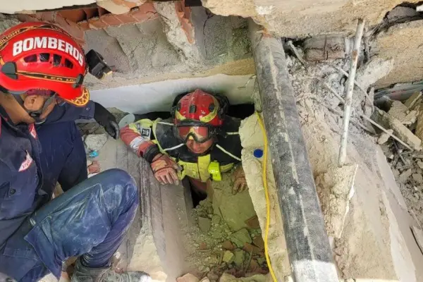 Uno de los rescates de los bomberos de Quito. ,Cortesía