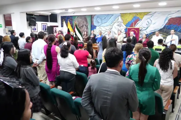 Unidad Educativa Espíritu Santo celebró con una sesión su aniversario 32 de vida institucional.
