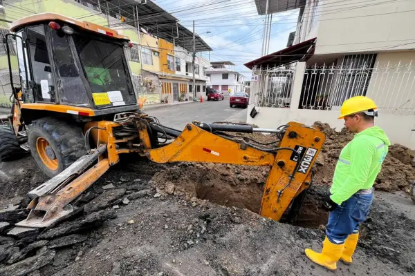 EPAM reemplaza tramo colapsado del colector en Los Almendros. ,El Diario