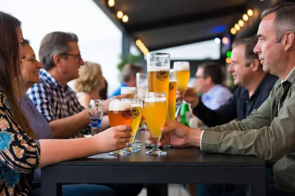 La cerveza es una de las presentaciones de alcohol que ha disminuido su demanda en los últimos meses en todo el mundo. ,Foto: Referencial IA
