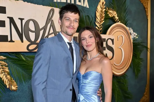 Millie Bobby Brown y su esposo, Jake Bongiovi, en el estreno de 'Enola Holmes 3', en Nueva York.