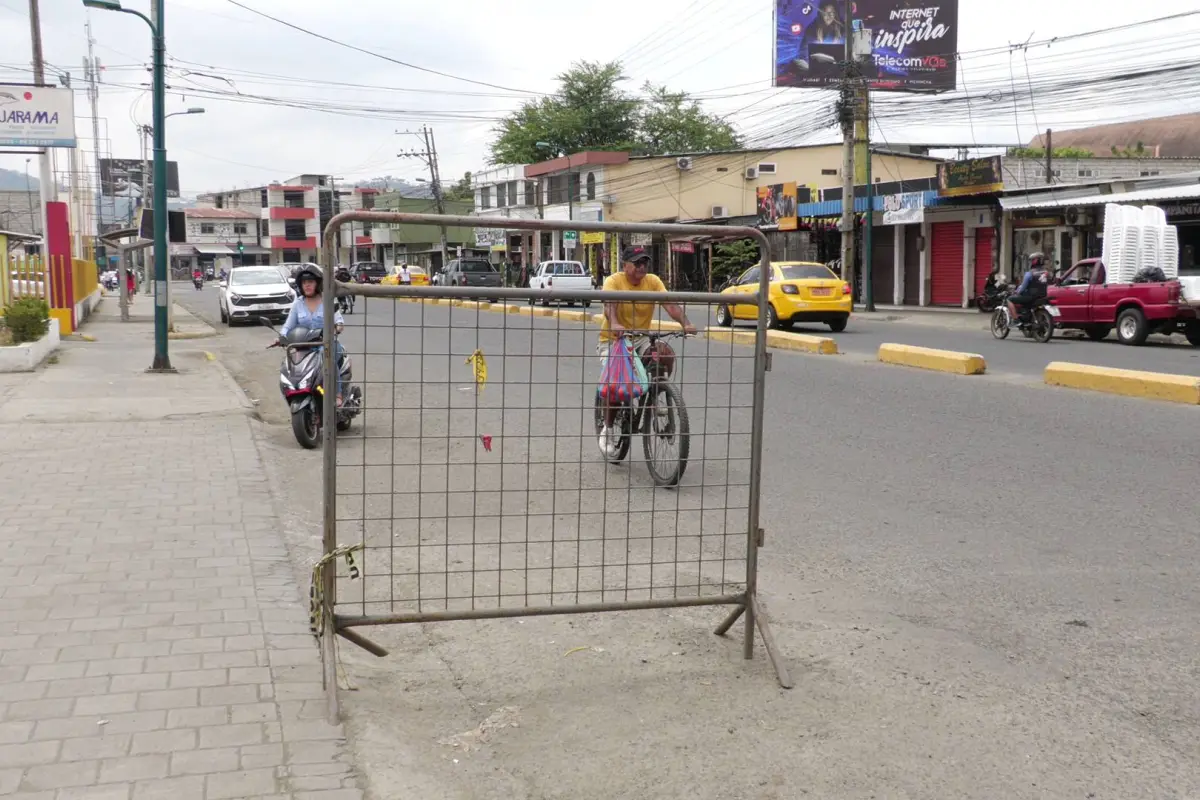 Las vallas ubicadas en los exteriores de una lavadora no son visibles para los conductores que transitan por el lugar.