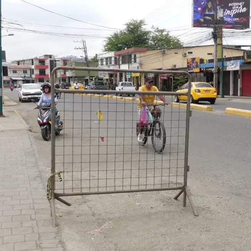 Vallas de seguridad en la calle América cerca al puente El Salto, en Portoviejo, generan reclamos de conductores y peatones 