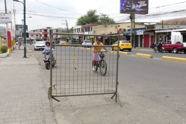 Las vallas ubicadas en los exteriores de una lavadora no son visibles para los conductores que transitan por el lugar.
