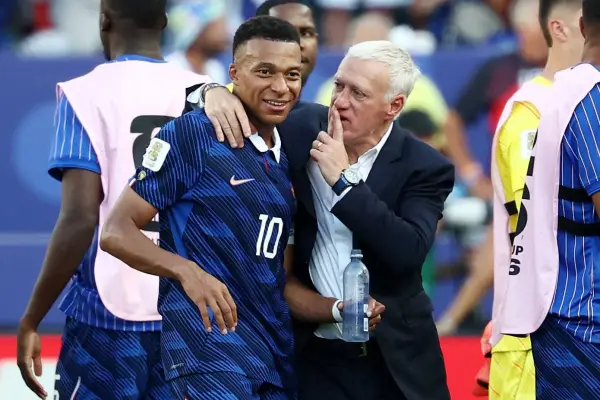 El seleccionador francés Didier Deschamps y el delantero francés Kylian Mbappé, número 10 del ranking, celebran la victoria en el partido de octavos de final del Mundial de 2026 entre Paraguay y Francia, disputado en el Philadelphia Stadium. ,FRANCK FIFE / AFP