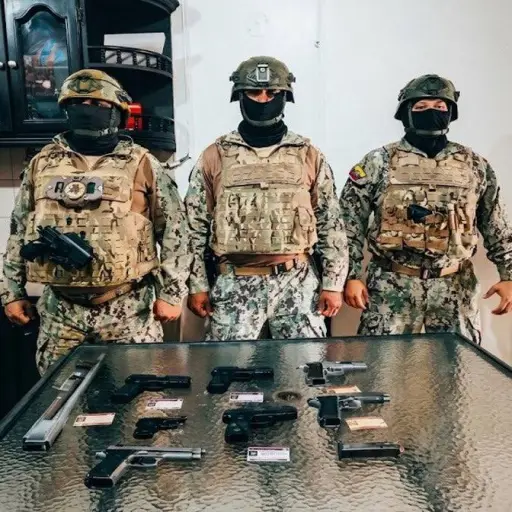 Decomisan 12 pistolas en empresa de seguridad privada por irregularidades en permisos, en Guayaquil 