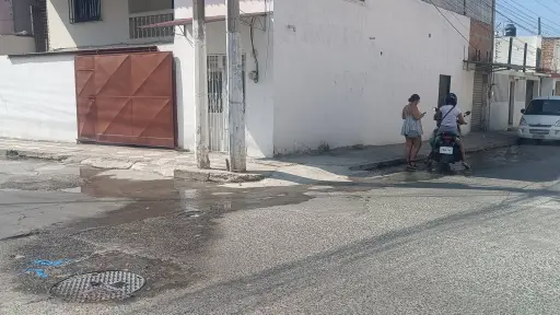 Rebose de alcantarillado afecta a vecinos y a centro para niños con discapacidad en Manta