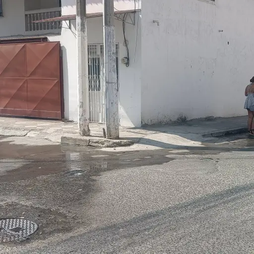 Rebose de alcantarillado afecta a vecinos y a centro para niños con discapacidad en Manta