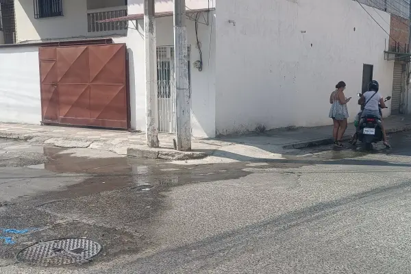 Aguas servidas frente a un centro para niños mantienen en alerta a moradores de Manta